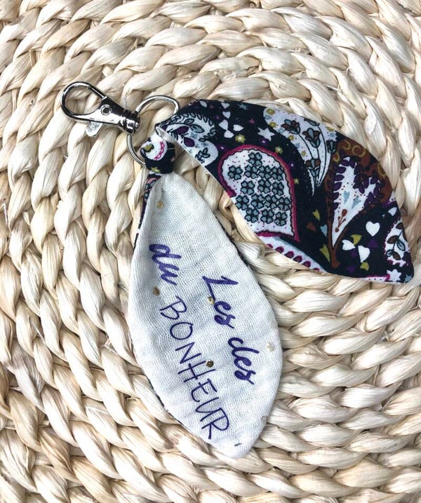 Porte-clé imprimé cœurs fond noir