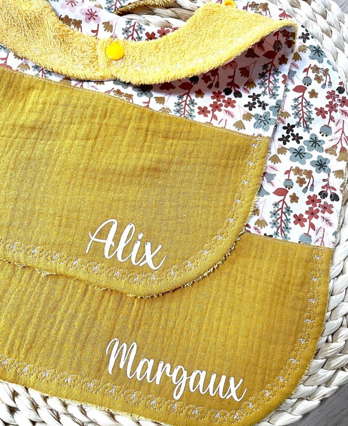 Bavoir personnalisé automne jaune moutarde