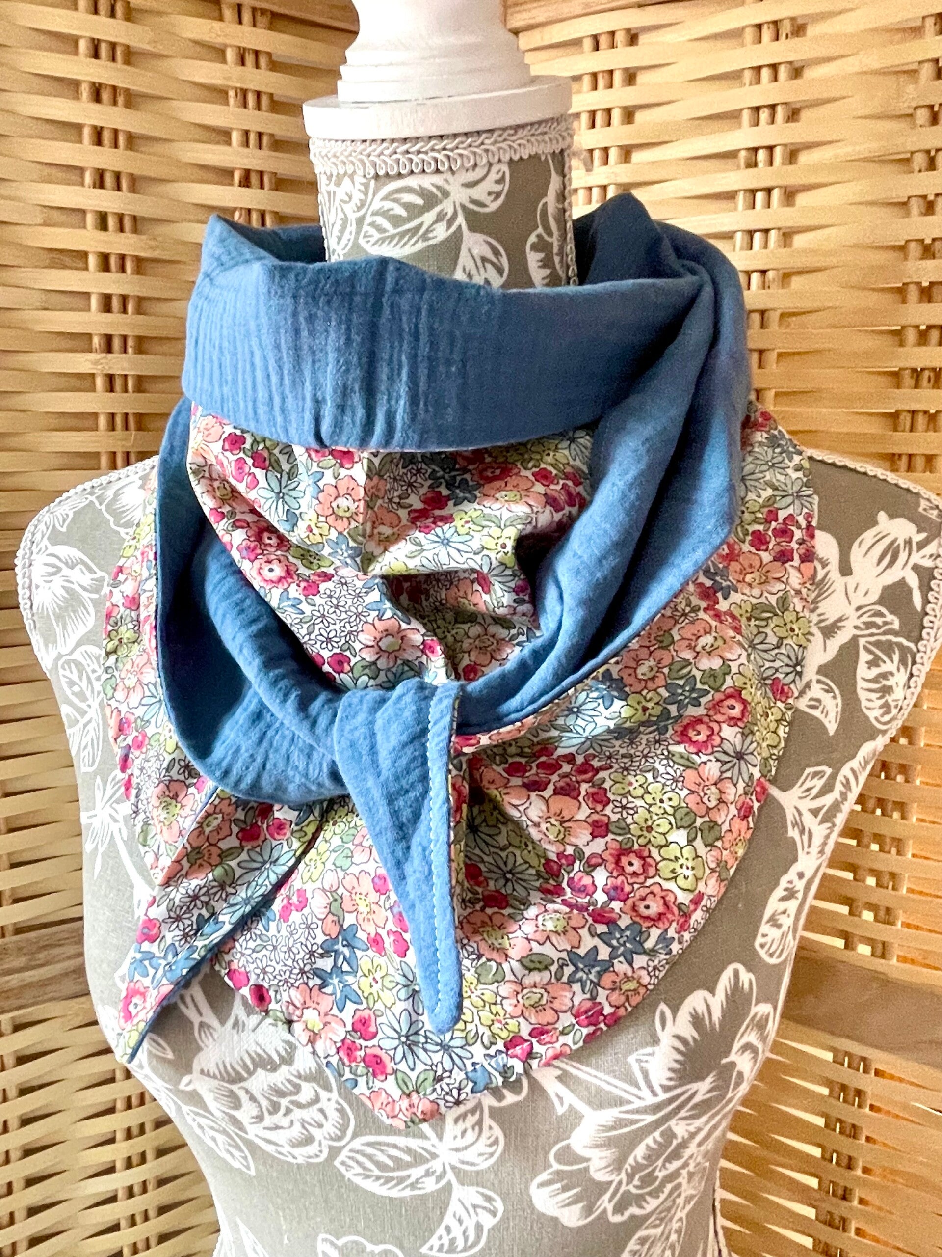 Chèche enfant en coton imprimé fleuri tons bleu rose vert