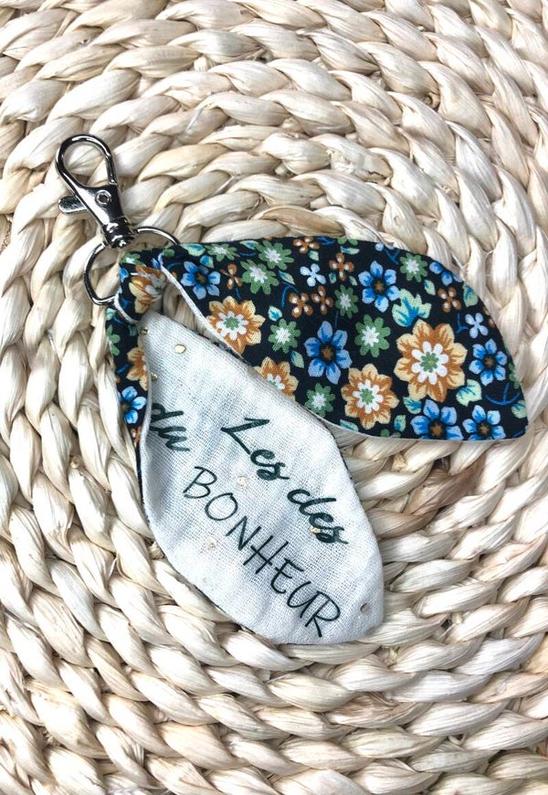 Porte-clé imprimé fleuri noir vert et jaune