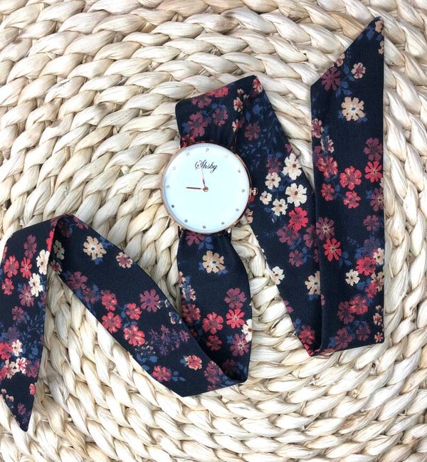 Montre à nouer bracelet fleuri bleu nuit et tons rose