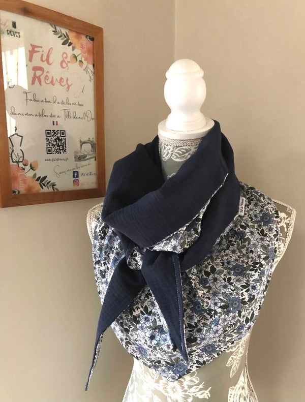 Chèche femme en coton fleuri bleu clair et bleu marine