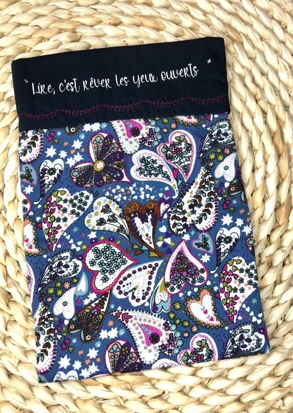 Pochette livre de poche motif coeurs