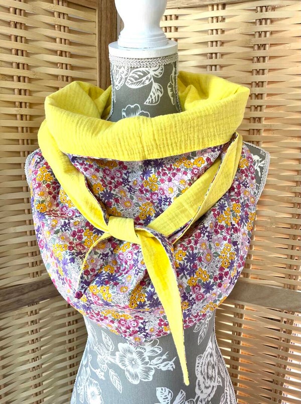 Chèche femme en coton imprimé fleuri tons rose / violet / jaune