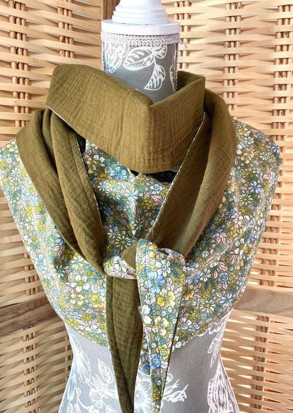 Chèche femme en coton imprimé fleurs kaki jaune bleu