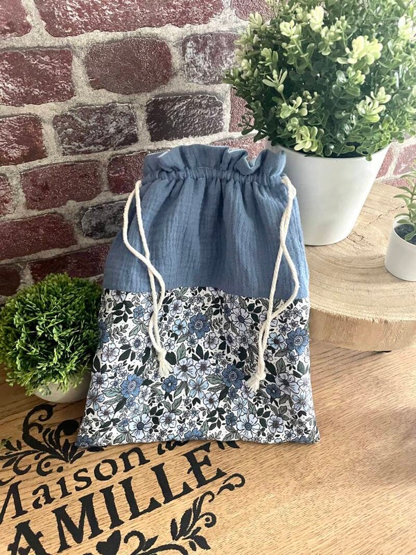 Pochon personnalisé fleuri bleu