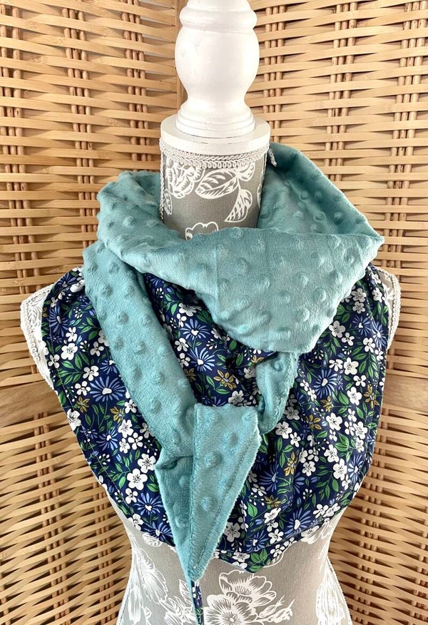 Chèche hiver femme en coton fleuri tons bleu vert doublure Minky à pois