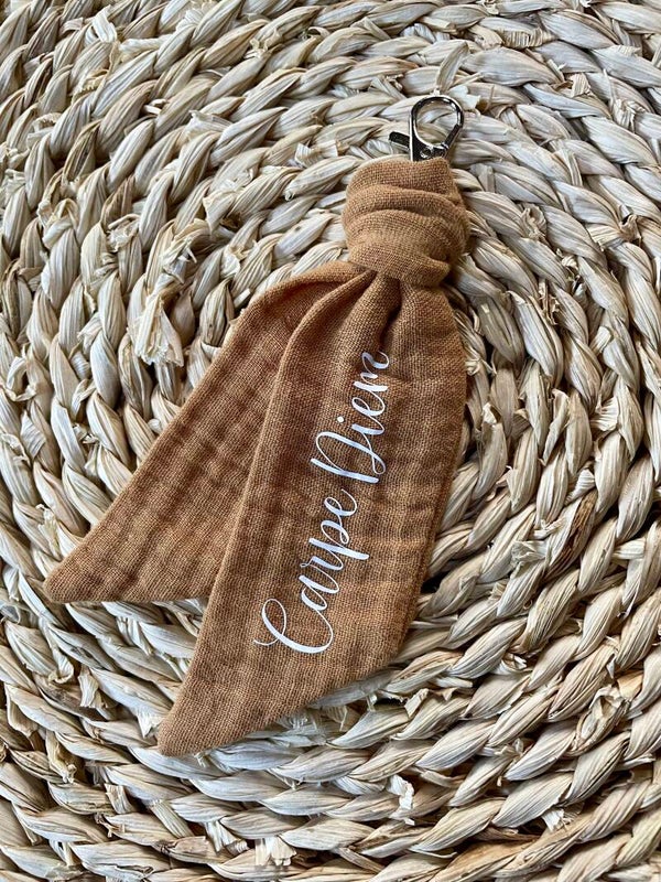 Porte-clé double gaze de coton “Carpe Diem" camel