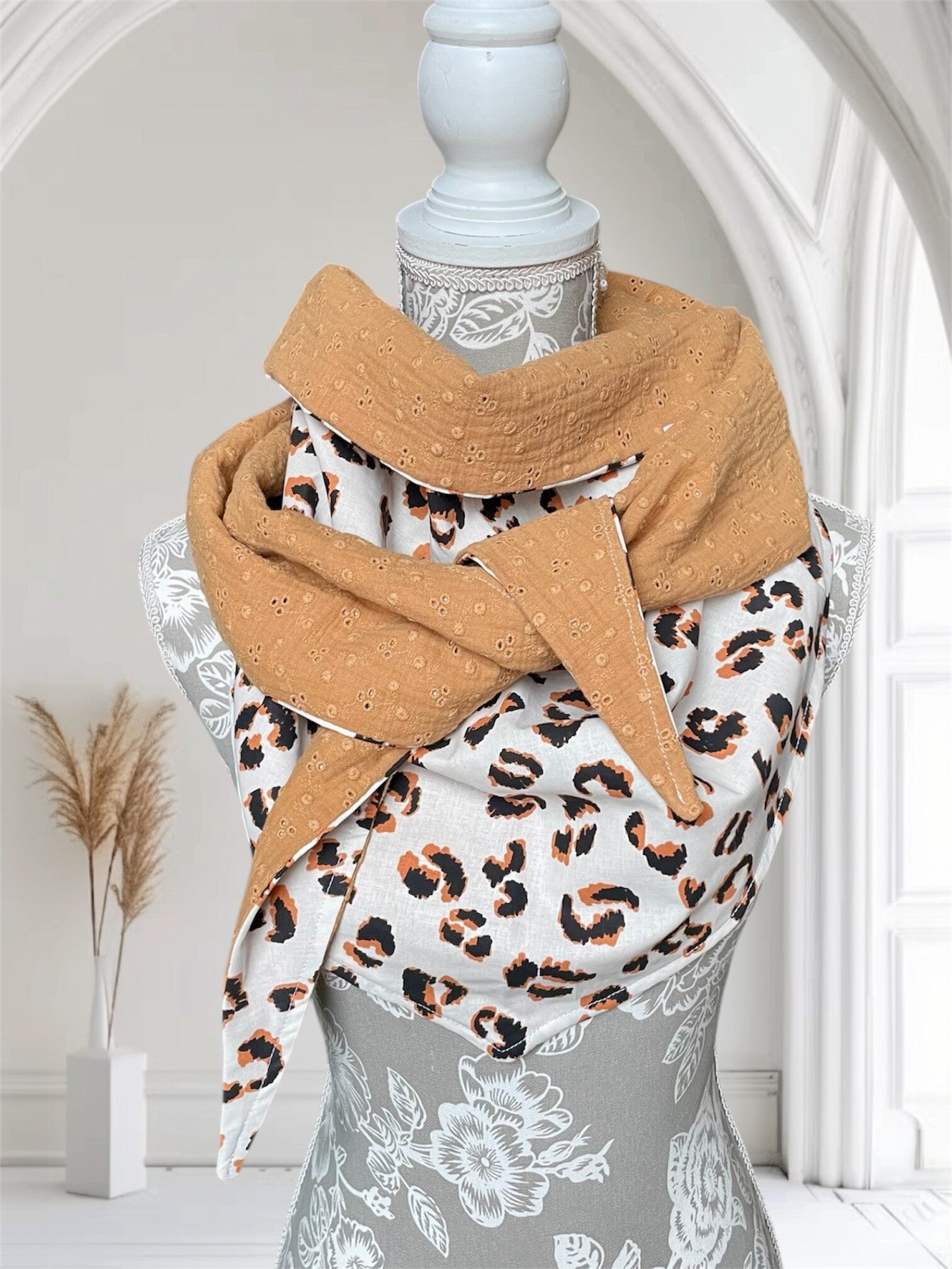 Chèche femme en coton léopard double gaze brodée camel