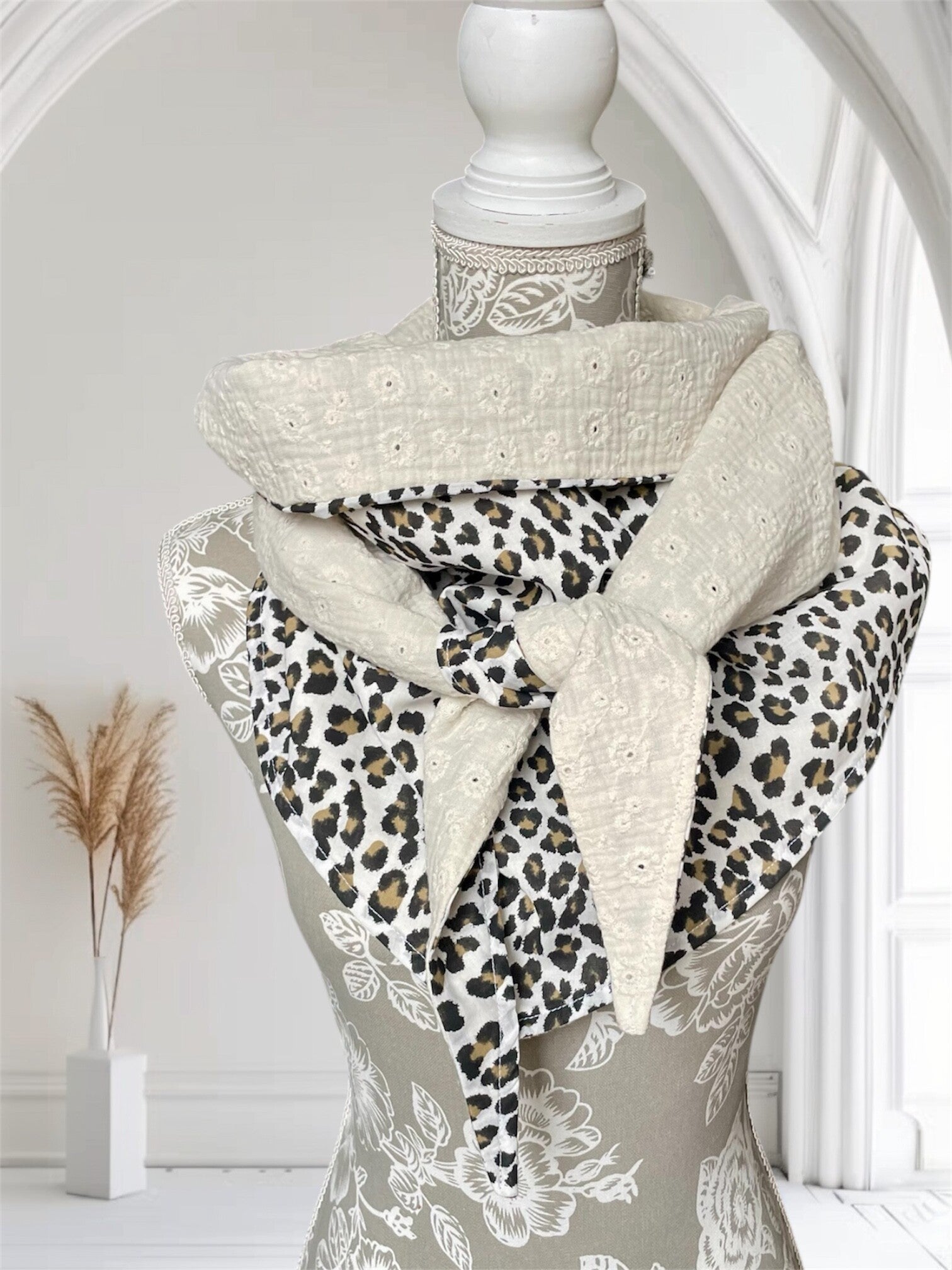 Chèche femme en coton léopard double gaze brodée écru