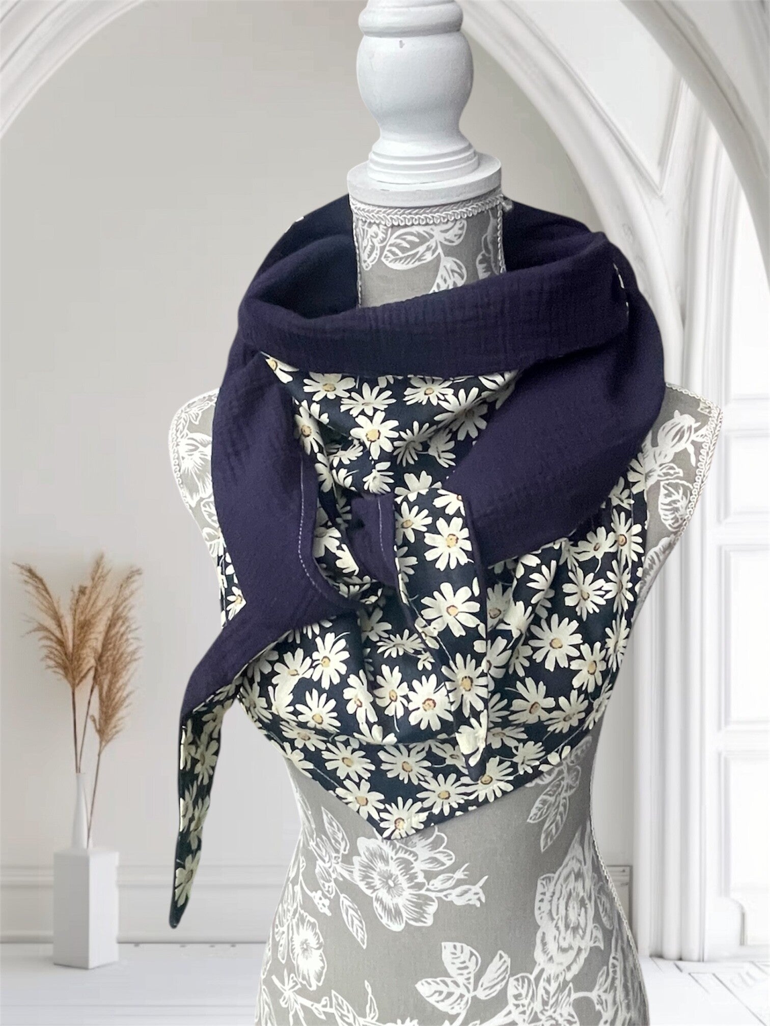 Chèche femme en coton pâquerettes double gaze bleu marine