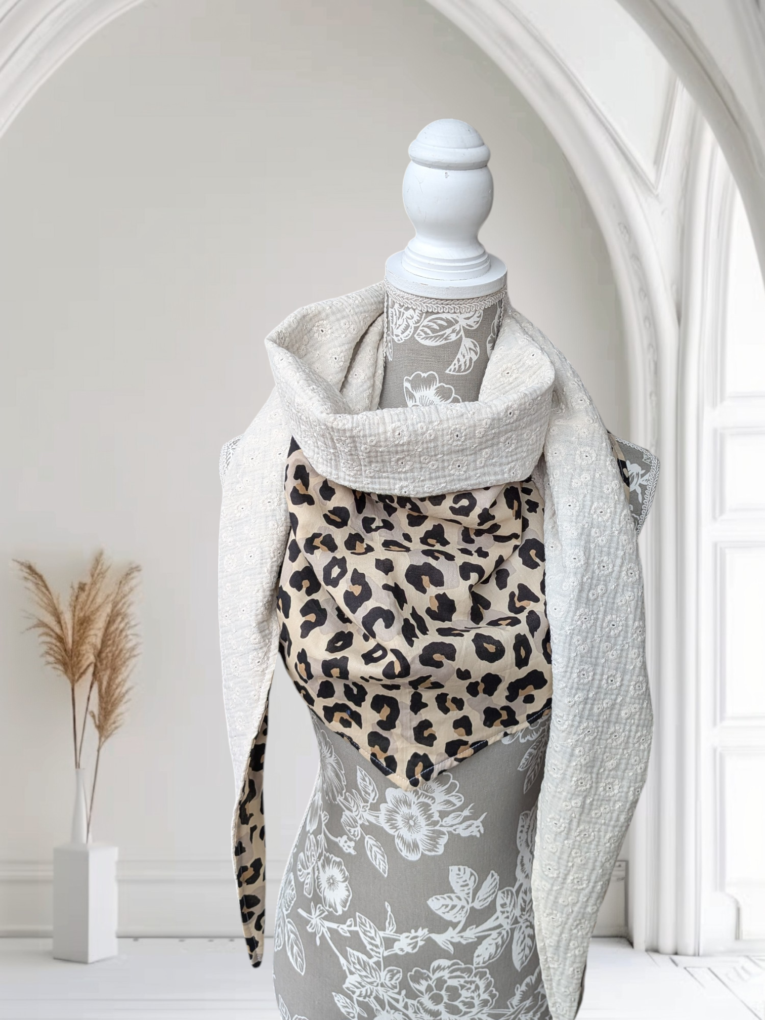 Chèche femme en coton léopard doublure brodée beige