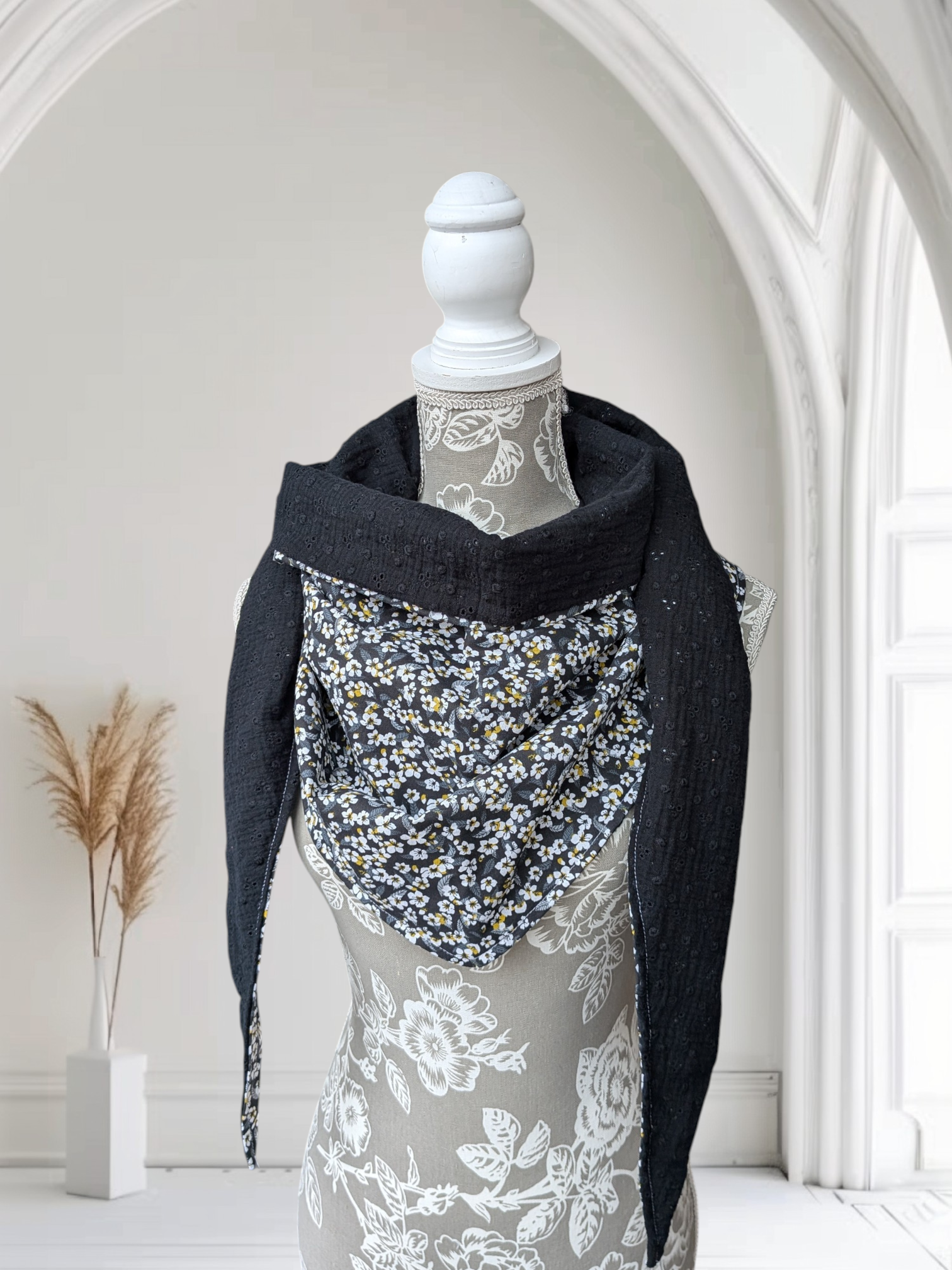 Chèche femme en coton fleuri doublure brodée noir