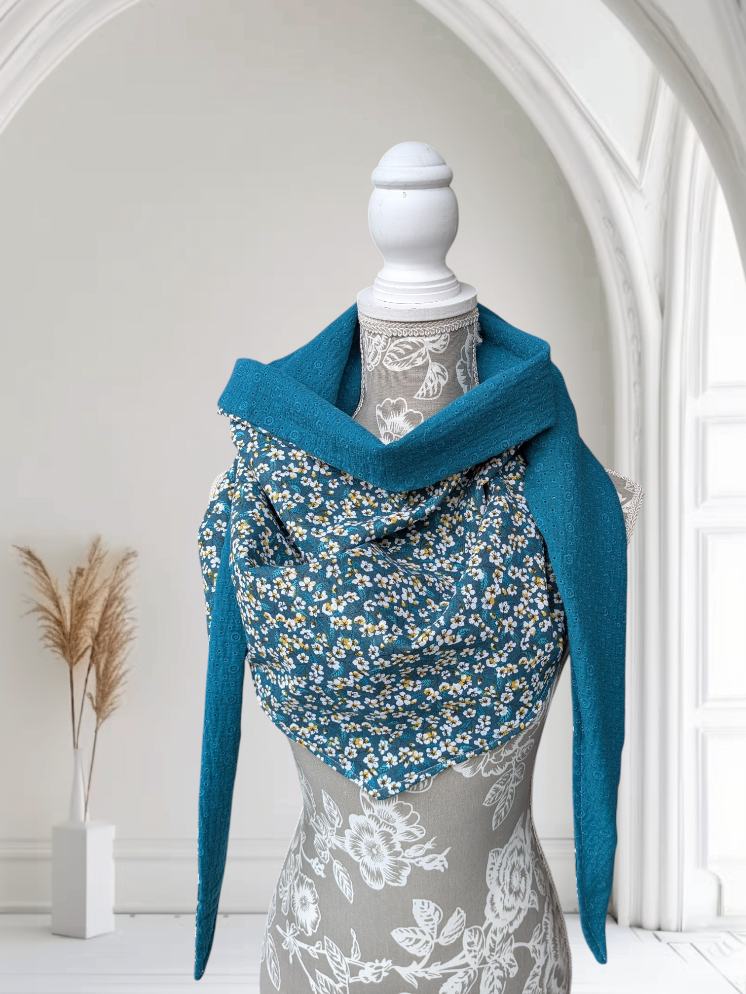 Chèche femme en coton fleuri doublure brodée bleu paon