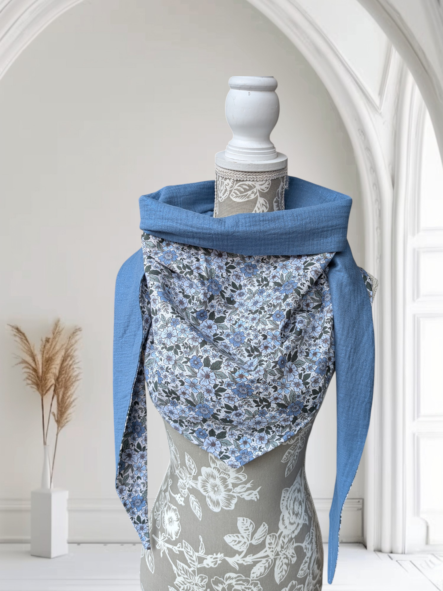 Chèche femme en coton petites fleurs tons bleu doublure bleu pailleté