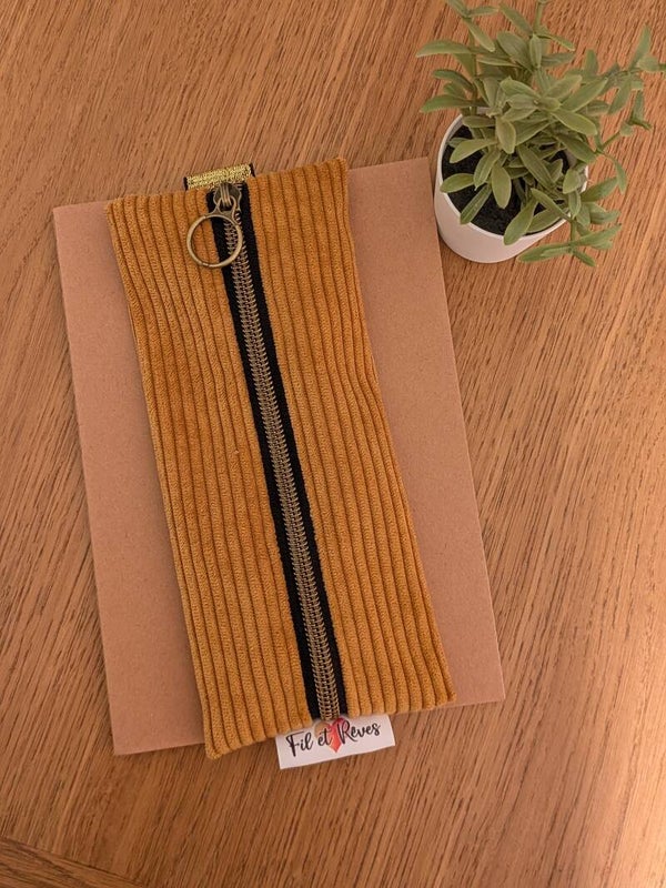 Trousse velours à élastique moutarde