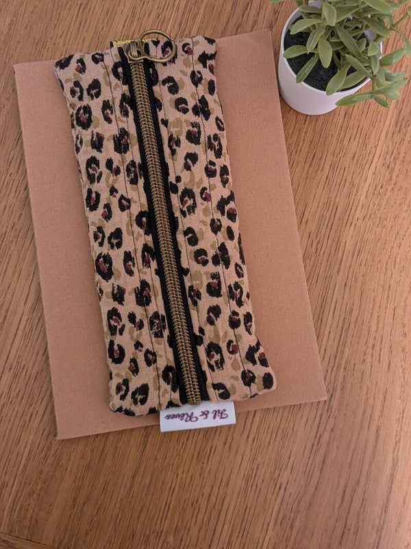 Trousse matelassée à élastique léopard