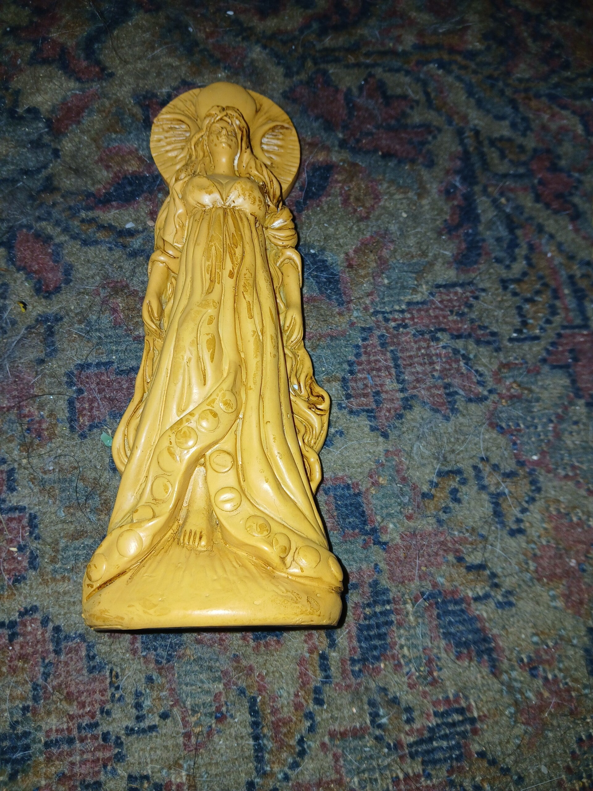 Selena Staue