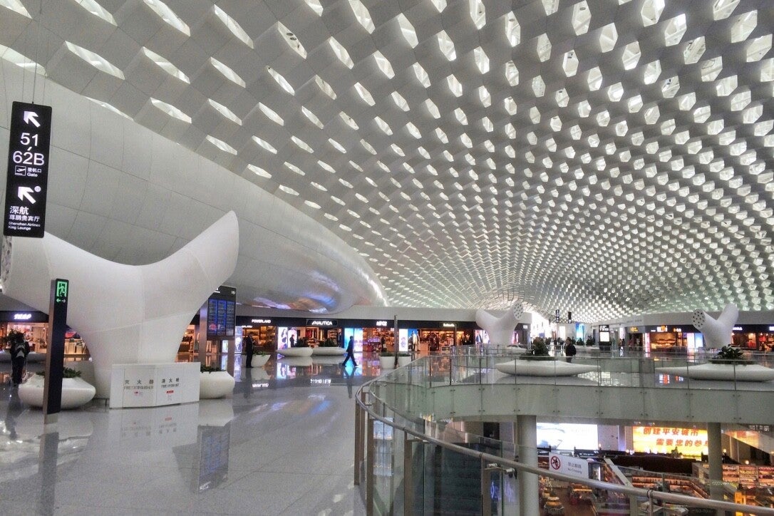 intérieur futuriste de l'aéroport international Bao'an de Shenzen