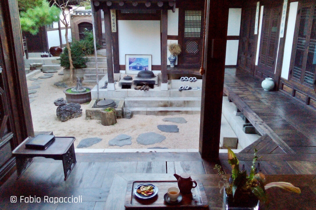 cour intérieure d'un hanok, maison traditionnelle coréenne