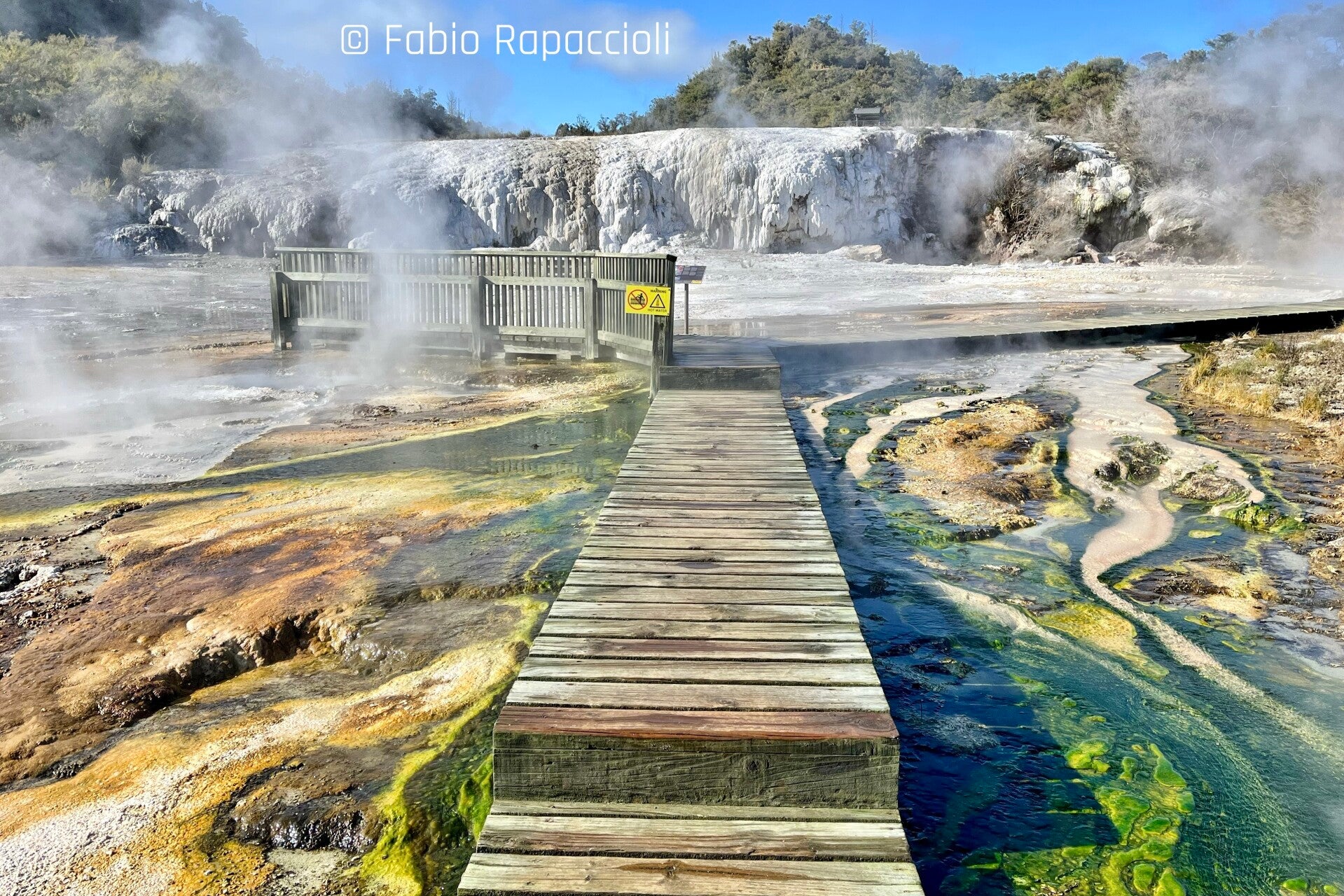 vue spectaculaire du parc géothermique d'orakei korako en Nouvelle Zélande