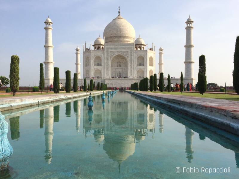 Taj Mahal au lever du soleil avec reflet dans le bassin avant