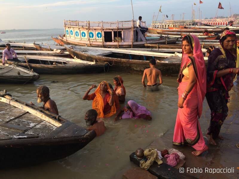 ablutions dans le Gange à Varanasi 