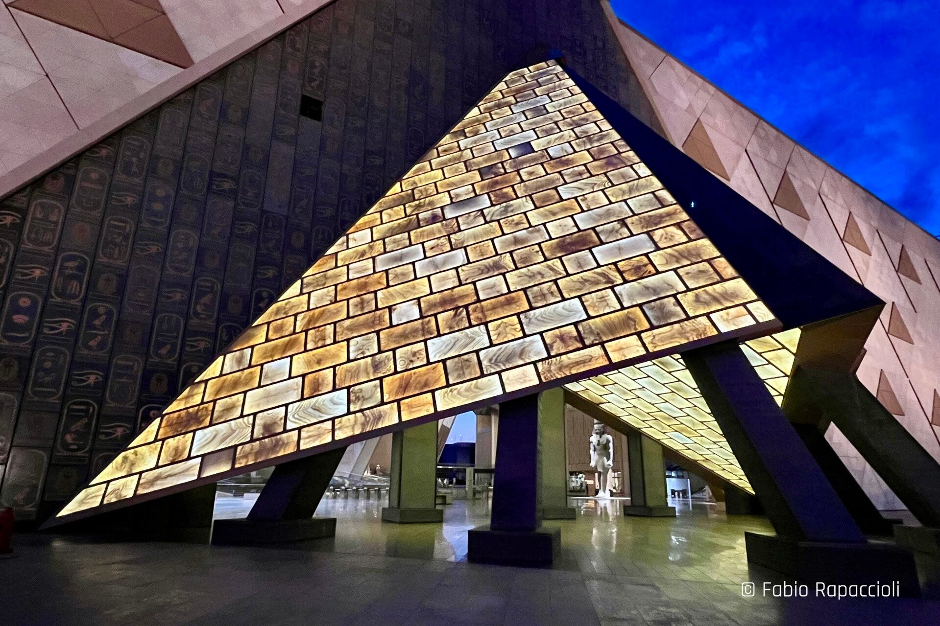entrée du grand musée égyptien à Gizeh