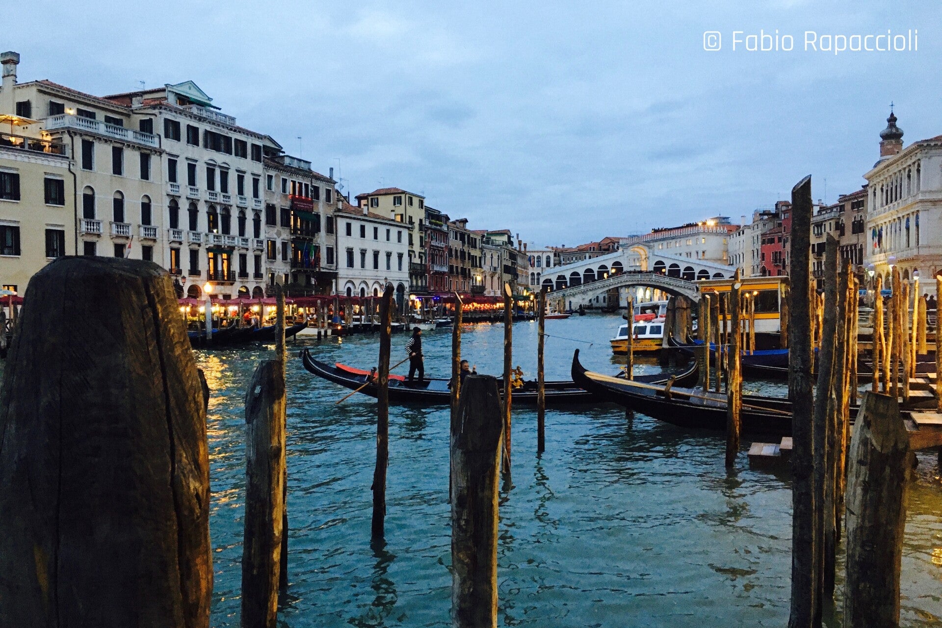 Pont du rialto et gondoles à Venise