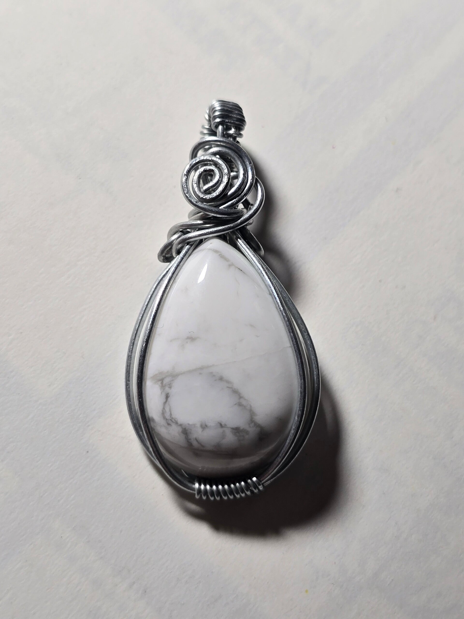 Ciondolo a Goccia in Howlite con Wire Art