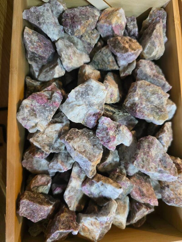 Tormalina rosa grezza