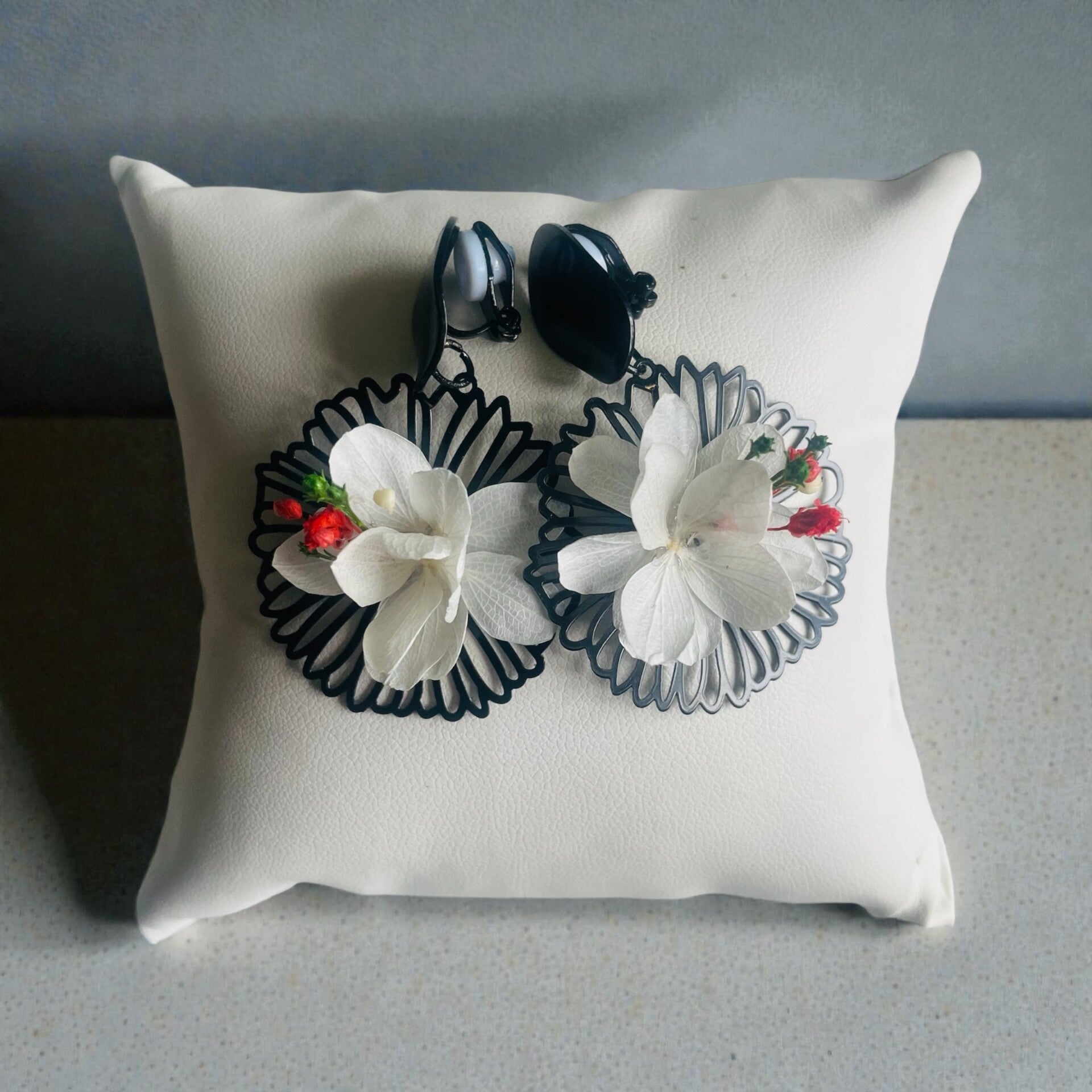 Boucles d'oreilles à clips Rosace Noire