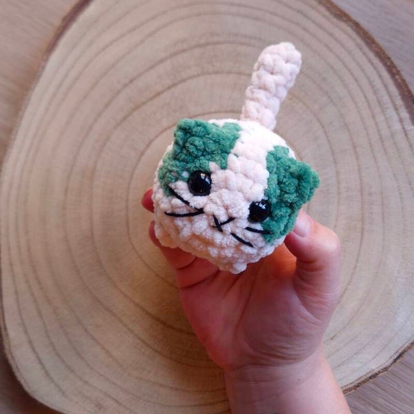 mini poes wit/groen met witte staart