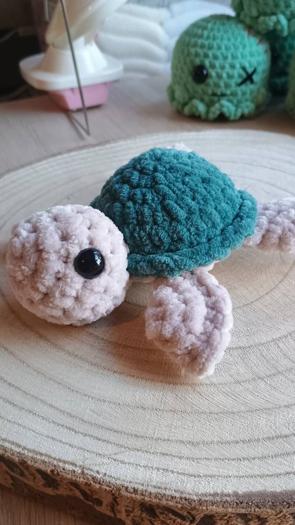 kleine zeeschildpad donker groen