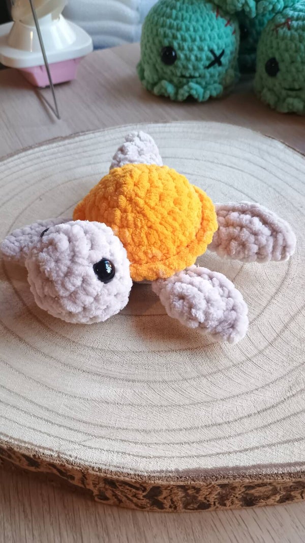 kleine zeeschildpad geel