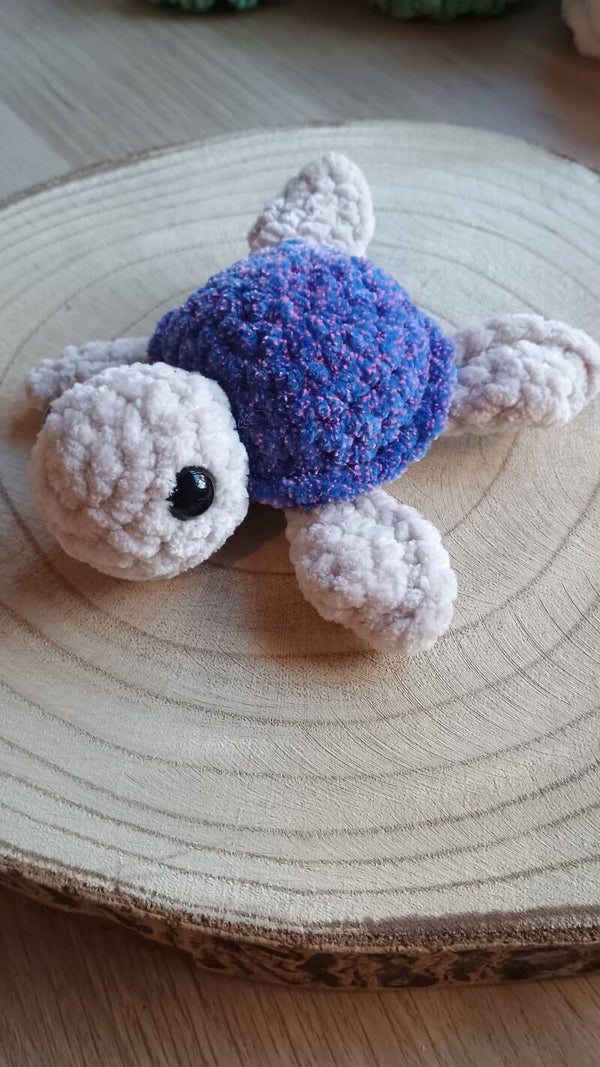 kleine zeeschildpad blauw met roze spikkel