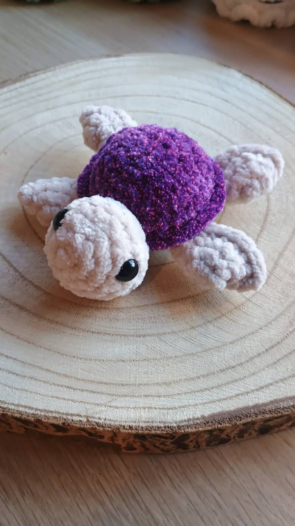 kleine zeeschildpad paars met roze spikkels