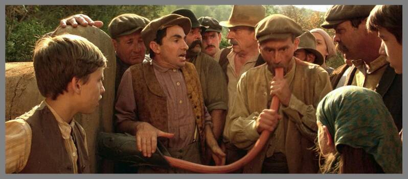 Filmfoto boven : Yves Montand, Daniel Auteuil en de dorpsbewoners