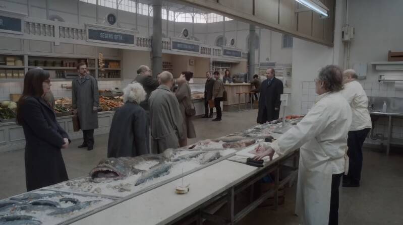 Om det oändliga – 2019:  hilarische scène in de supermakt bij de visboer.