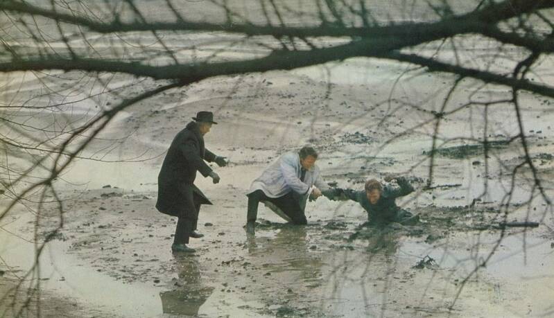 (Foto boven) Un Soir, Un Train - 1968 Yves Montand (Mathias) , François Beukelaers (Val) en Hector Camerlynck (Hernhutter) op zoek naar de bewoond wereld.