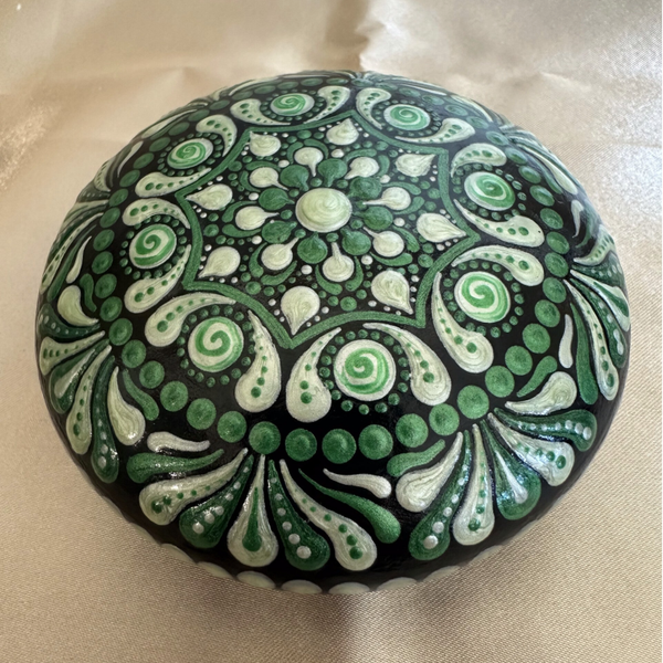 Pierre de méditation verte 10cm "Peintures Précieuses"