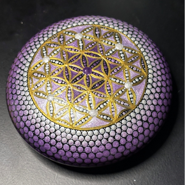 Pierre de méditation fleur de vie rose/violette 9,5 cm