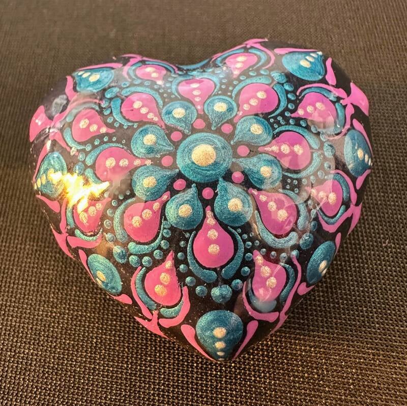 Pierre de réconfort. Mini cœur 5x5 cm rose et turquoise sur fond noir