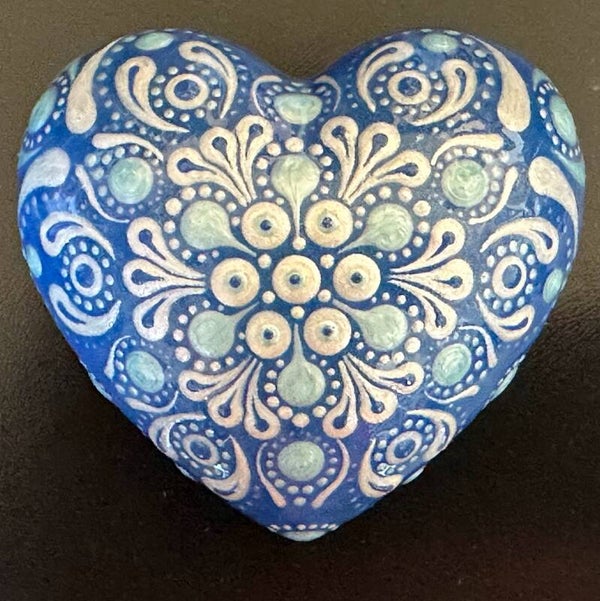 P'tit cœur d'amour ou d'amitié - Moyen modèle 7x8cm - bleu ciel et blanc sur bleu vif