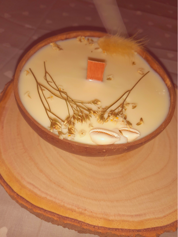 Bougie artisanale dans noix de coco au Monoi