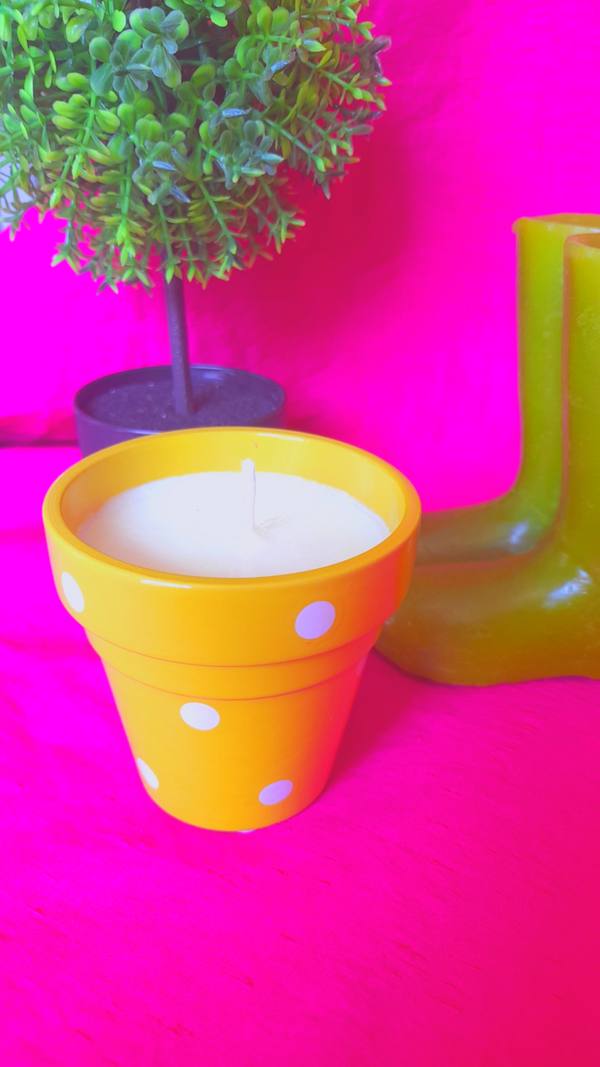 Bougie dans pot à pois