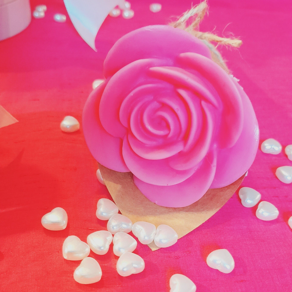 Rose dans son cornet