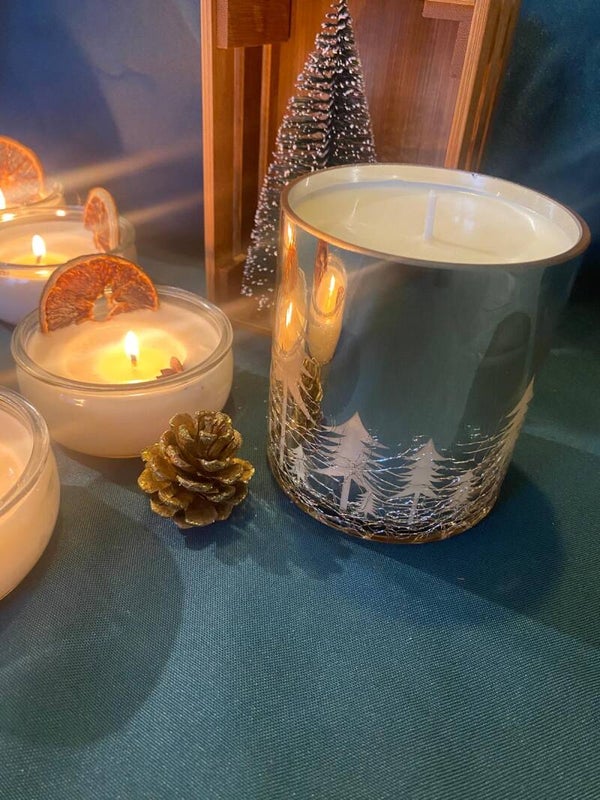 Bougie argentée décors sapins