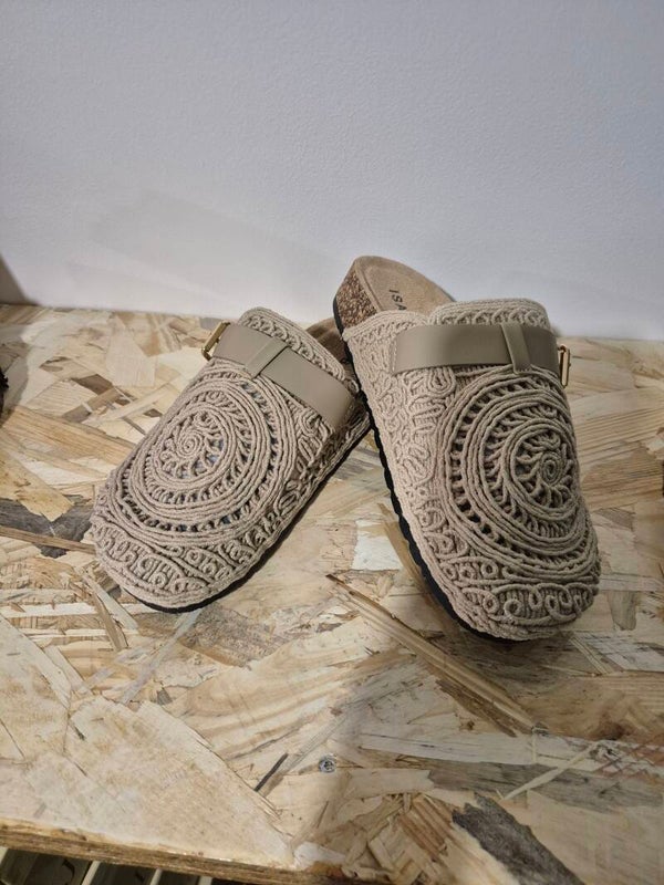 Mules brodées