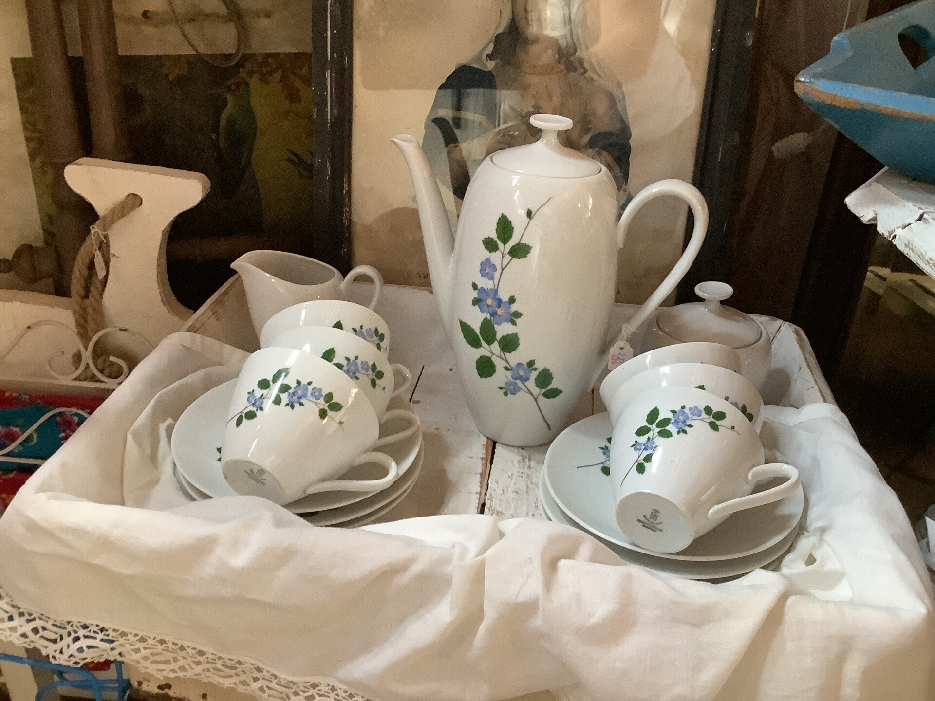 Vintage koffieservies met lieve blauwe bloemetjes